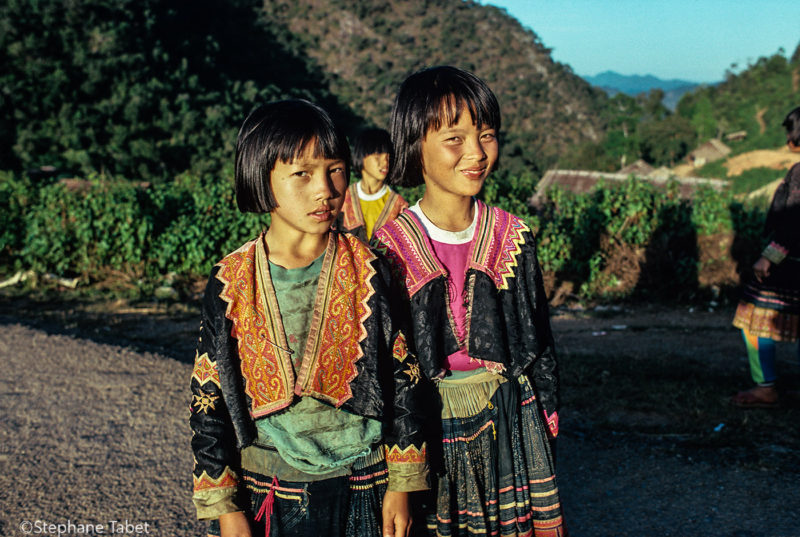 Young-girls-in-traditional-clothes-Nord-Thailand