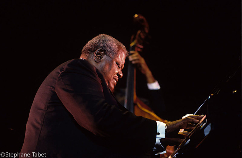 Oscar-Peterson-performing